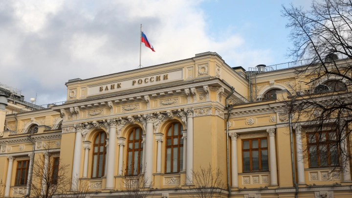 Бурный рост рубля - это временно: ЦБ смягчает ястребиную позицию, но голубем не становится