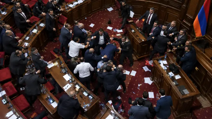 Драка в парламенте Армении: Одно слово - и понеслось. Сеть заполонили кадры