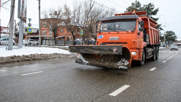 В Краснодаре отчистили от снега более 300 улиц