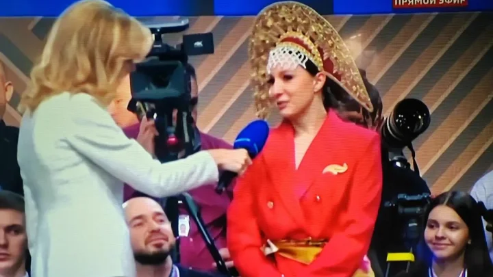 Красный - цвет сезона: Собчак прокомментировала наряды журналисток на прямой линии с Путиным