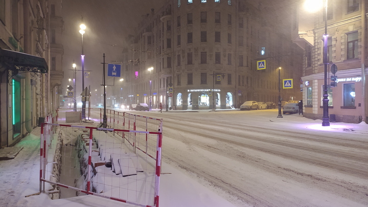 Очередной коммунальный прорыв в Петербурге: машины в клубах пара и 30 домов без тепла