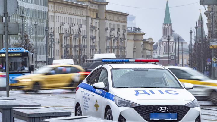 В Екатеринбурге пенсионер за рулем BMW на бешеной скорости вылетел на тротуар