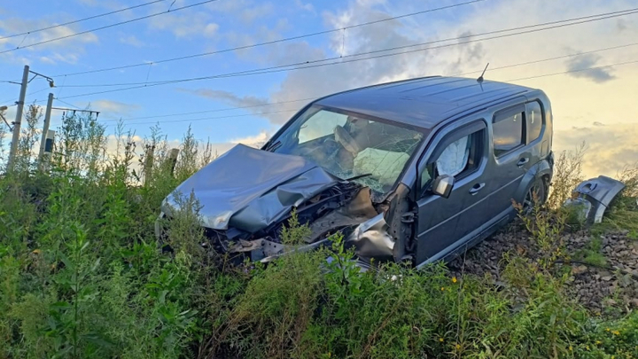 Пьяный угонщик из Жирекена разбил Хонду собутыльника, врезавшись в поезд Пьяный угонщик из Жирекена разбил Хонду собутыльника, врезавшись в поезд