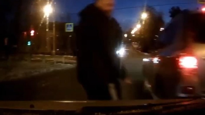 В Новоуральске один водитель прокатил другого на капоте во время дорожных разборок