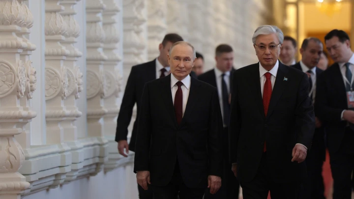 Профайлер объяснил, почему Путин и Токаев так улыбались друг другу