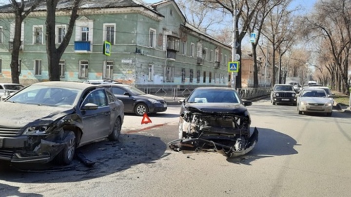 В Самаре женщина попала в больницу после столкновения Toyota и Volkswagen