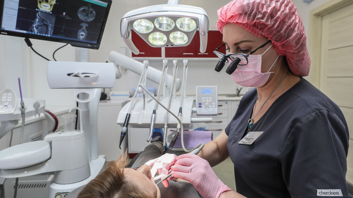 Стоматолог предупредил об опасности ношения старых коронок