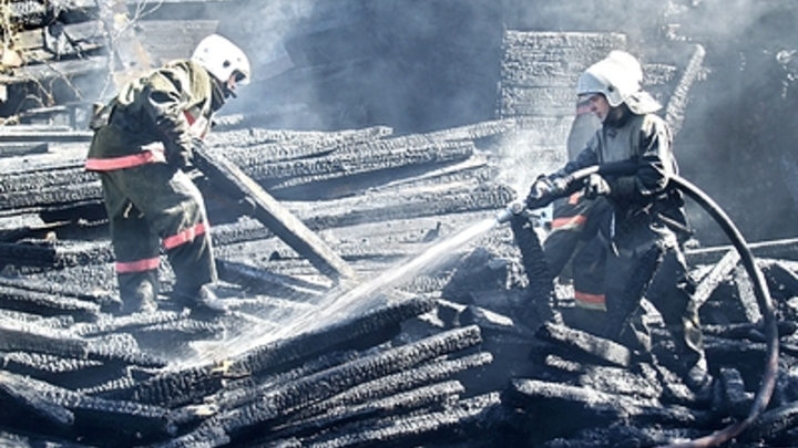 Холодильник полыхал, квартиру затянуло дымом мгновенно: Мальчик спас всю семью от смерти