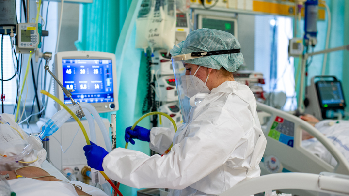 Вычислить омикрон легко: Инфекционист указал на особенную температуру у заражённых