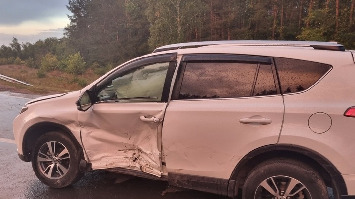 В тройном ДТП на трассе в Самарской области пострадали два человека