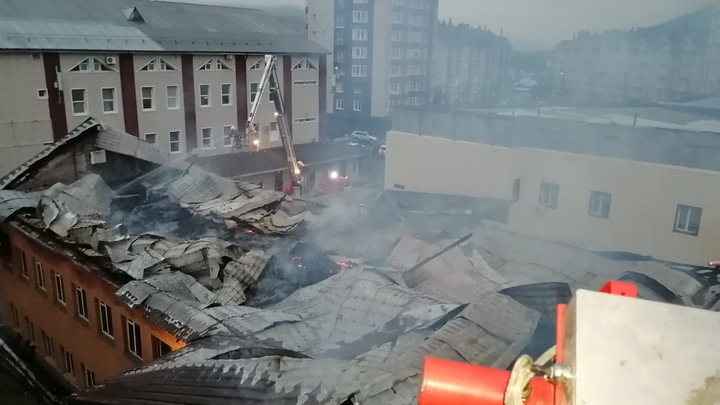 Крупный пожар произошёл в центре Горно-Алтайска