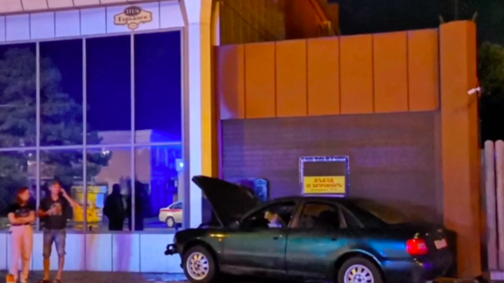 В Каневском районе водитель снёс опору ЛЭП и врезался в здание магазина