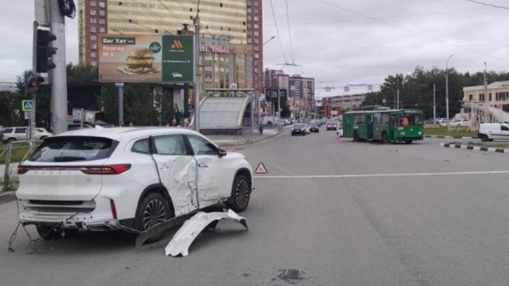 В Новосибирске пенсионерка пострадала в ДТП с участием троллейбуса и внедорожника