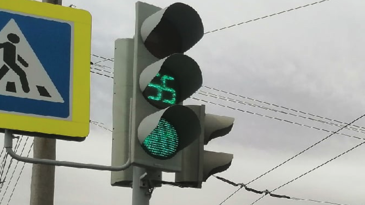 В Челябинске 14 января отключат светофоры на двух перекрёстках