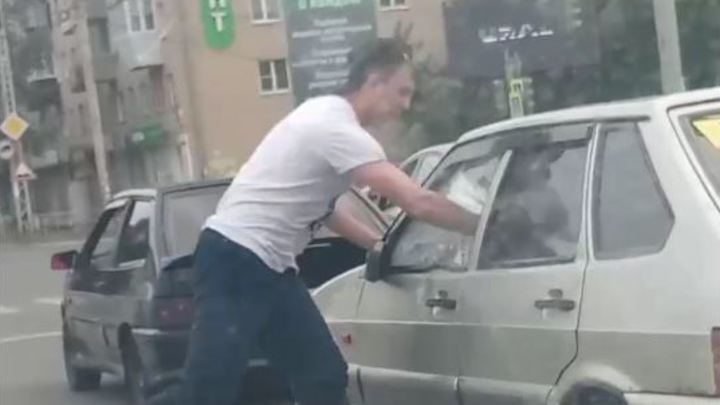 В Миассе водитель Газели устроил дебош: запрыгнул на капот, выбил кулаком стекло