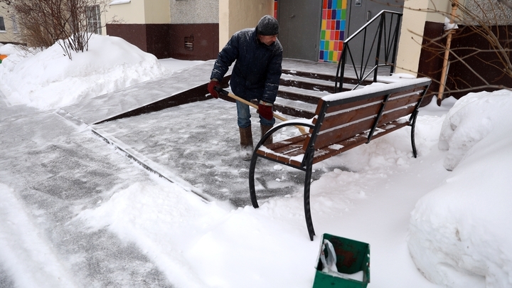 В Кургане дворники нашли способ облегчить себе работу