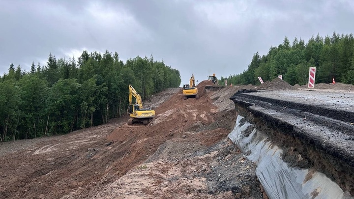 На участке трассы Архангельск-Онега начались работы по возведению дороги в месте провала