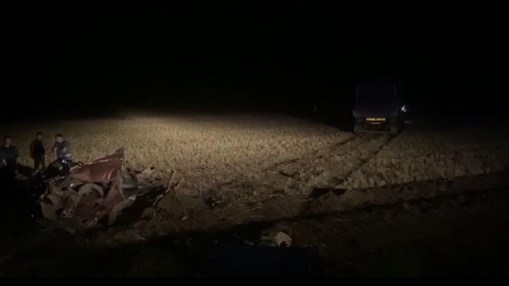 Видео с места ДТП с пятью жертвами в Ростовской области: грузовик раздавил десятку