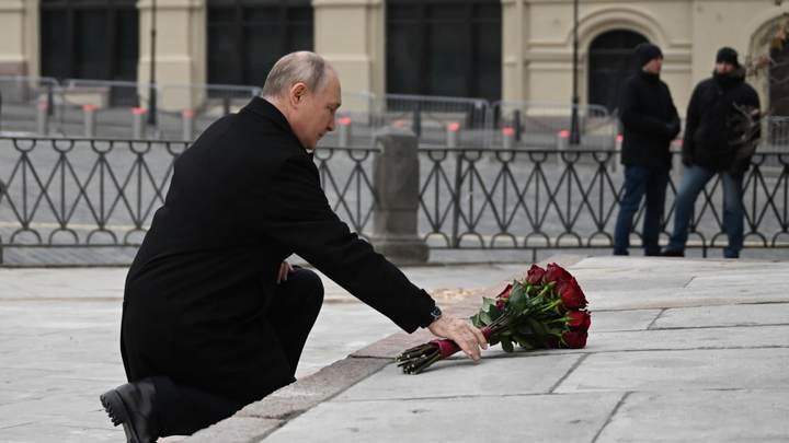 Путин возложил цветы к памятнику Минину и Пожарскому