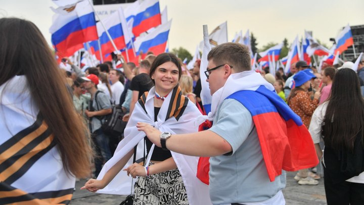 В Запорожской области наказали надругавшуюся над русским флагом жительницу