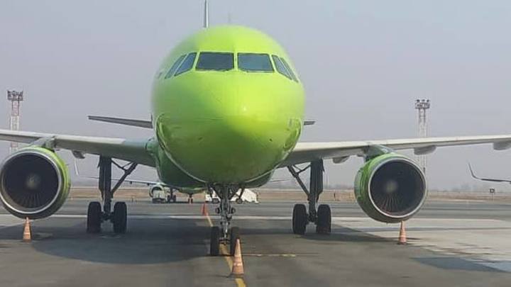 Самолёт S7 совершил аварийную посадку в Новосибирске из-за проблем с двигателем