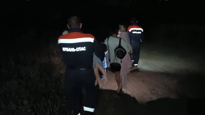 В Анапе группа туристов на машинах застряла в грязи по дороге к Ласточкиному гнезду