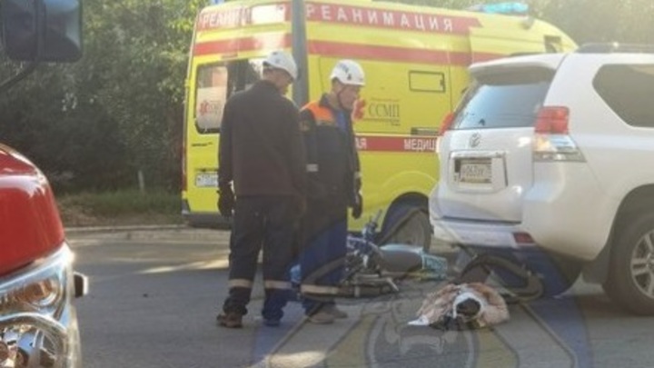 Мотоциклист и его пассажир попали в больницу после ДТП с Land Cruiser Prado