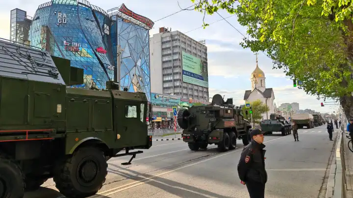 В центре Новосибирска перекрыли дороги и парковки из-за празднования Дня Победы