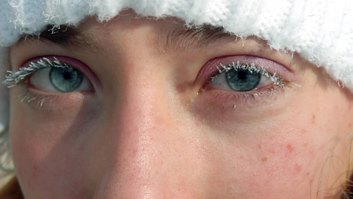 Врач развеял миф о замерзании вирусов в холод