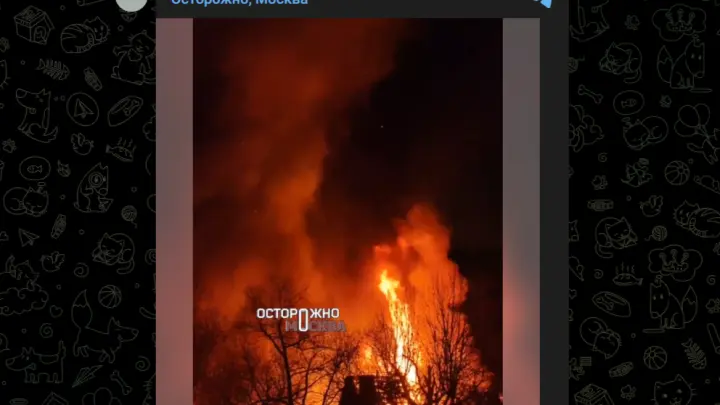 В Южном Бутово загорелся трехэтажный дом