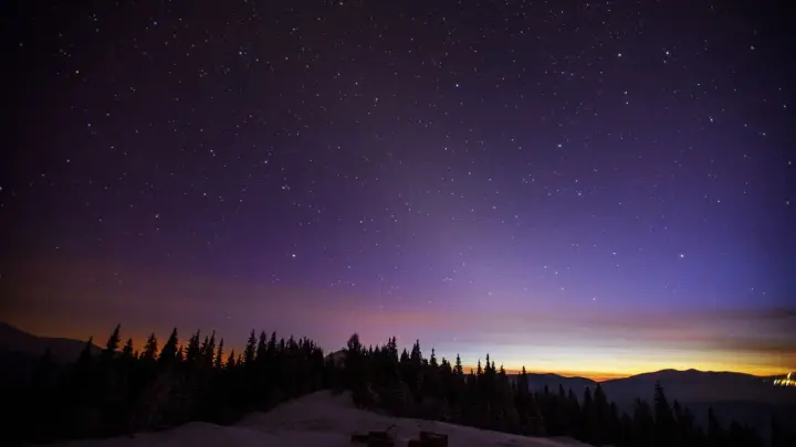 Жителей Коми удивил яркий голубой шлейф в ночном небе