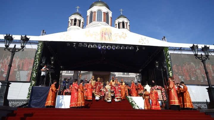 Паломники в Екатеринбурге исповедуются на улице рядом с Храмом на Крови