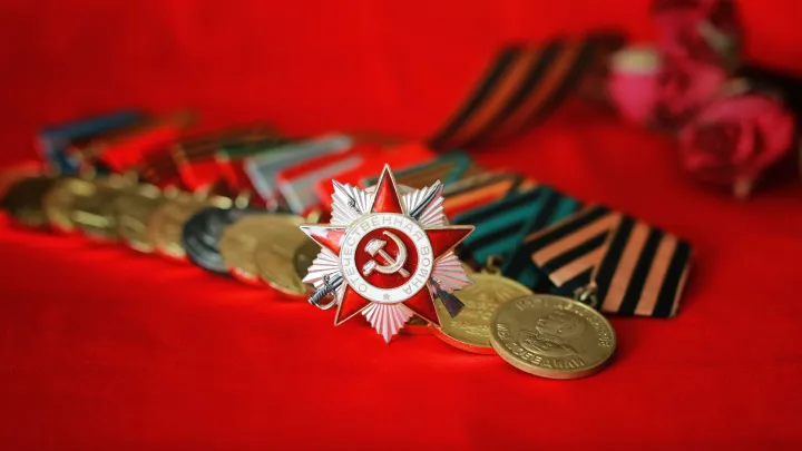 Перед Днем Победы БПЛА сбросили листовки украинцам: «Наши деды были братьями в окопах»