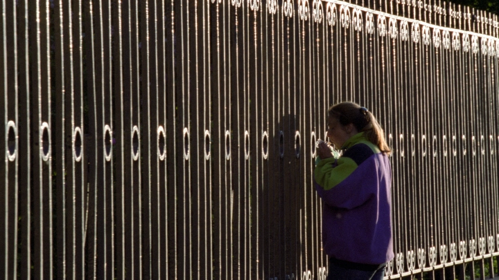 Дело погибшей на заборе девушки трещит по швам. Семья полагает: разгадка в открытой банке. На что указывает новая зацепка?