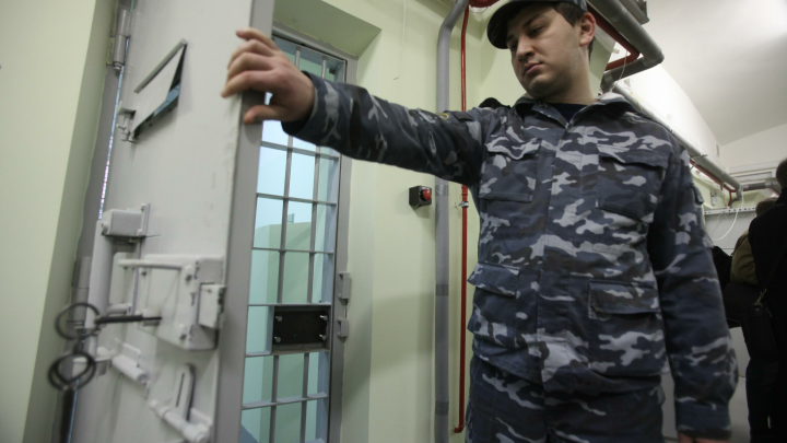 Напавший с ножом на жителя Коряжмы мигрант выслушал приговор на родине