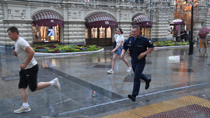 Непогода сохранится в Москве 12 июля: куда обратиться при обнаружении скопления воды