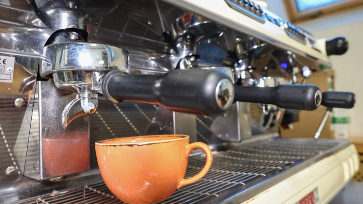 Хозяйка кофейни выгнала бойца и похвасталась в Сети: Ответ не заставил долго ждать