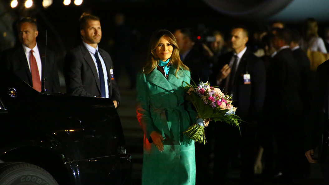 Меланью Трамп полиция не выпускает из отеля на улицу Меланью Трамп полиция не выпускает из отеля на улицу