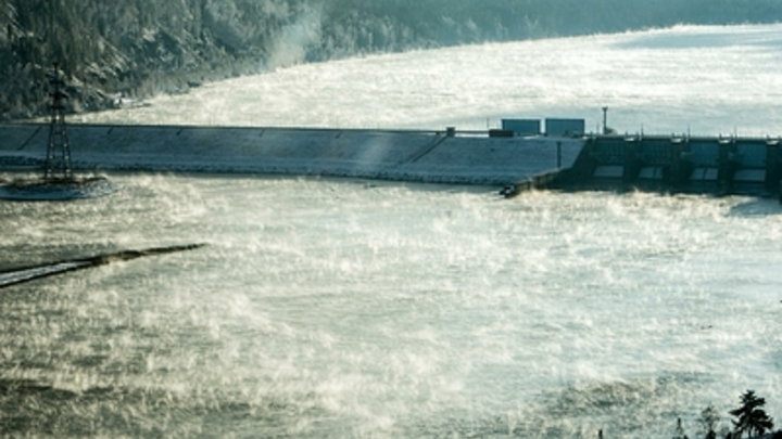 В Сибири 15-летнюю девочку унесло в шлюз дамбы после падения в реку