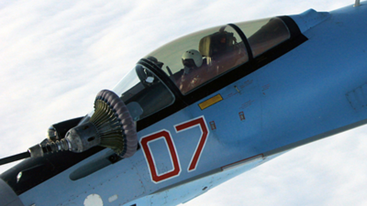 Су-35 крутым виражом на высокой скорости напугал американских лётчиков