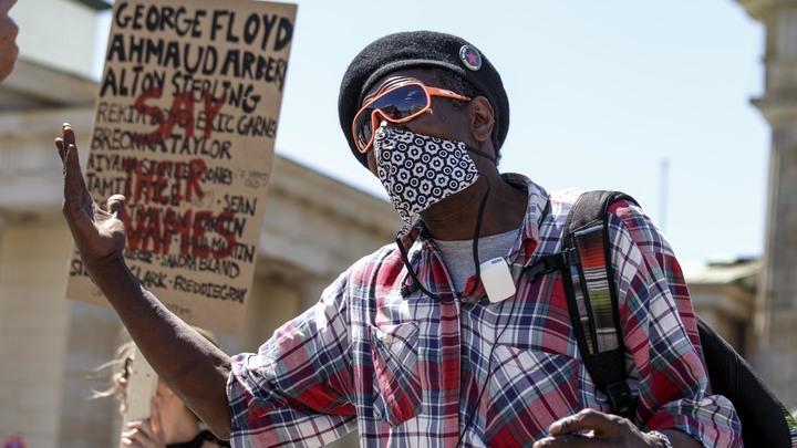 Ахеджакнуло!: В США белокожие активисты встали на колени