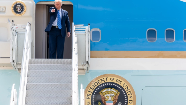 Самолёт с людьми из команды Трампа приземлился в Москве