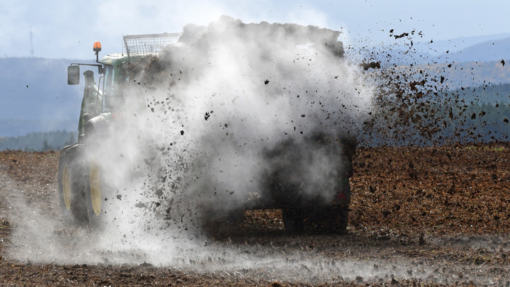 Навоз в ответ на водомёты: Фермеры Нидерландов показали полиции, что с ними шутки плохи