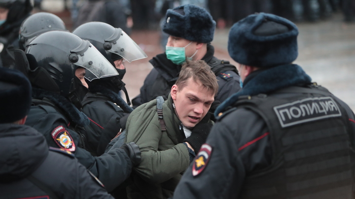 Провокации, нападения, взрывчатка: Мирные протестующие показали истинное лицо в России