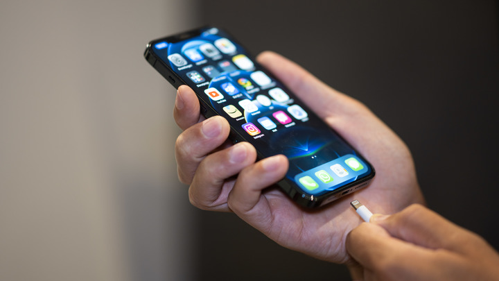 iPhone взломали с помощью обычного клея