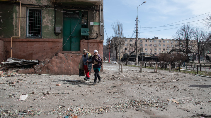 Случайная сцена на мариупольском балконе задела журналиста: Вдумайтесь, что происходит