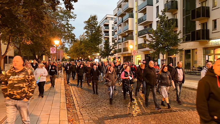 В немецком Лейпциге люди вышли на митинг против беженцев с Украины: “Нацисты!”