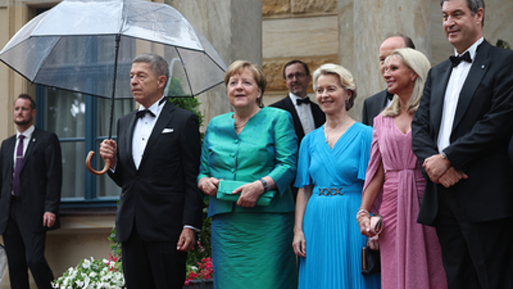 Муж Меркель подмочил репутацию обычным зонтом. И себе, и жене