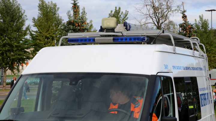 Взрывы и столб дыма в небо: В Ленинградской области вспыхнул мощный пожар