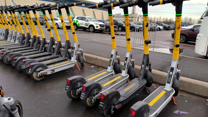 В Петербурге хотят запретить самокатчикам кататься по тротуарам